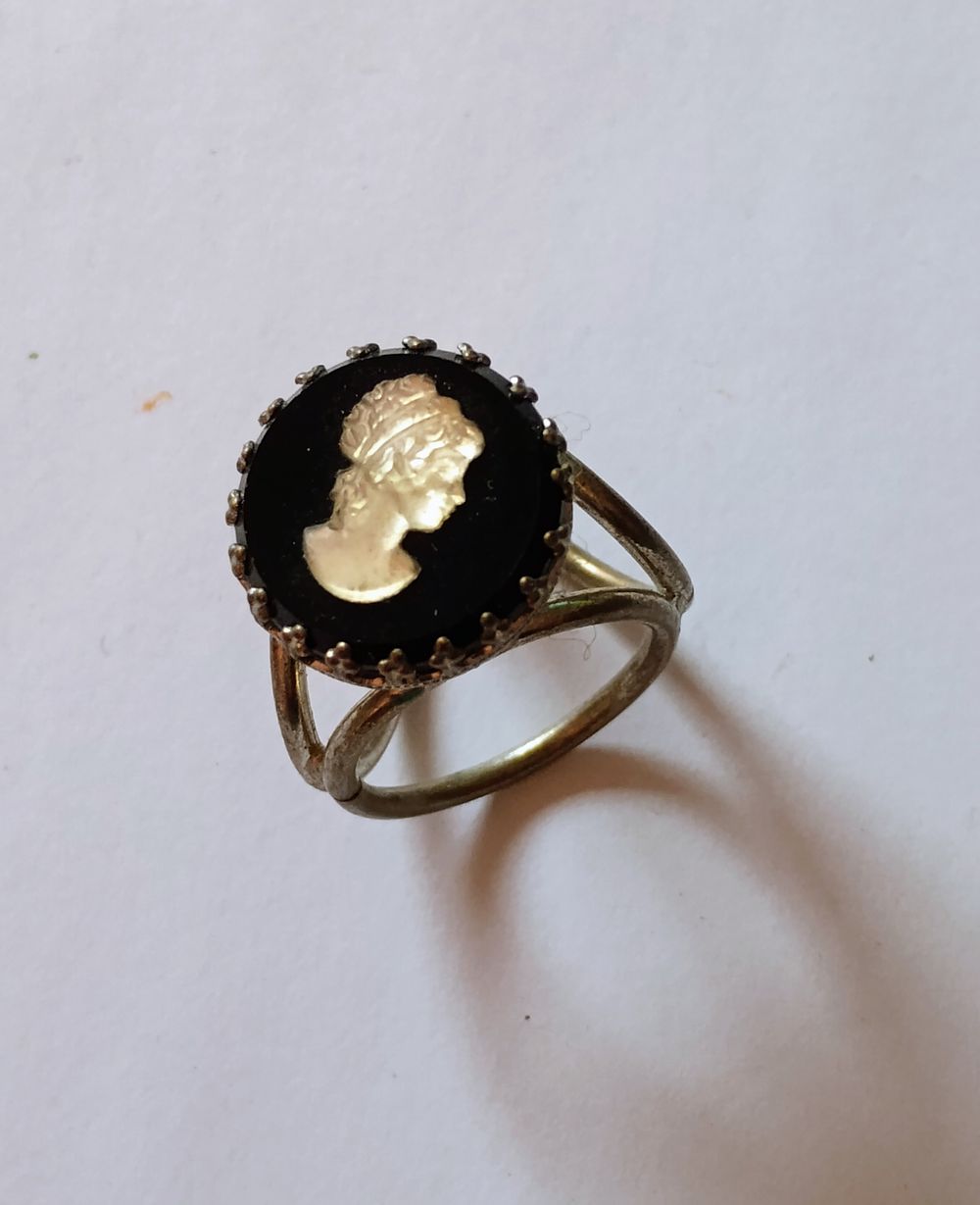 Lot 185: Vintage Cameo Ring