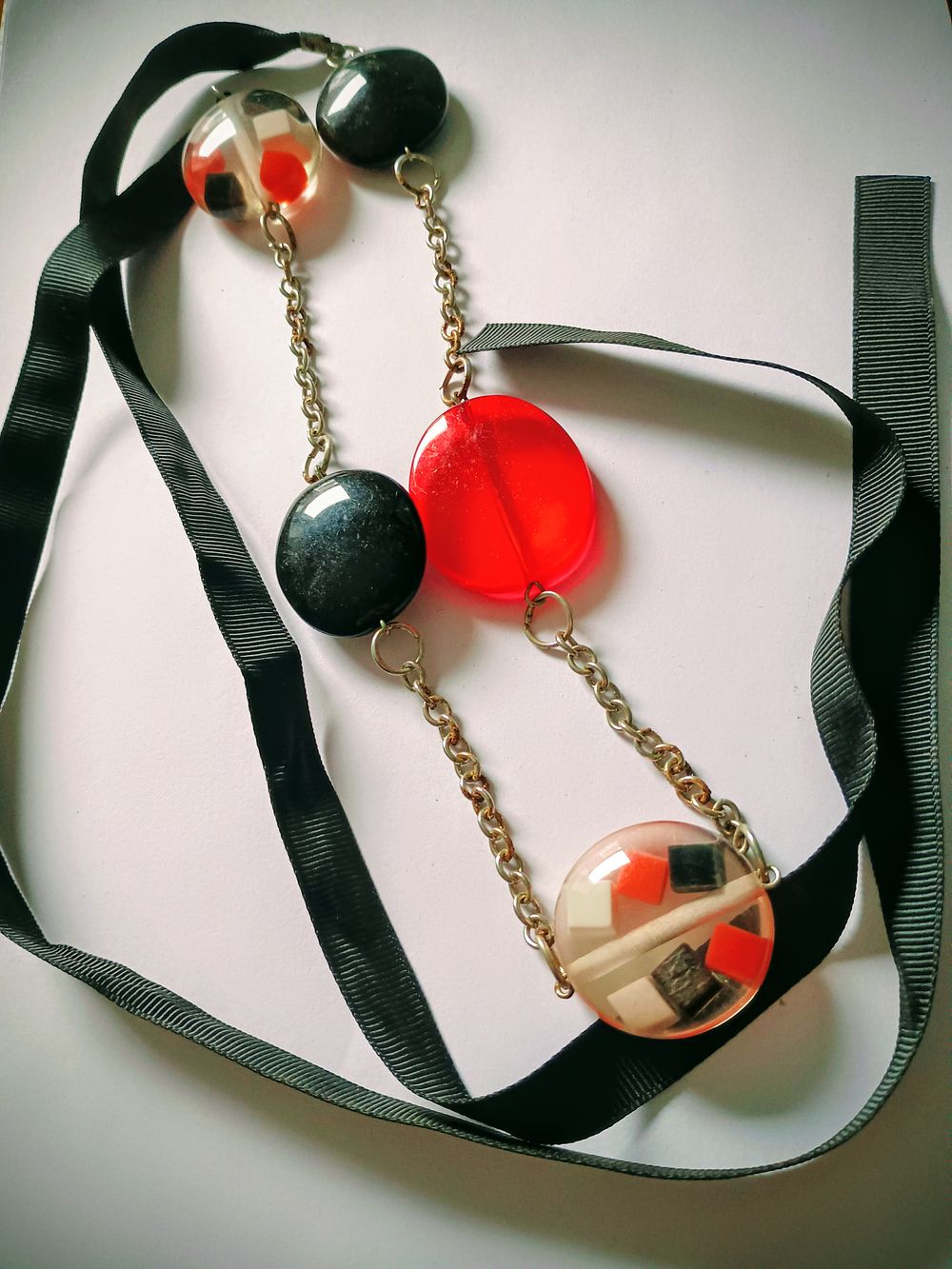 Lot 190: Large quirky necklace