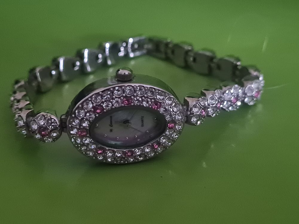 Lot 230: Ladies watch