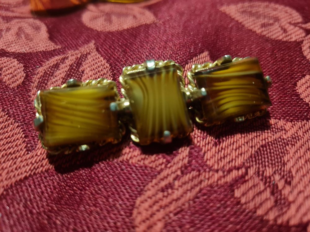 Lot 238: Vintage broach