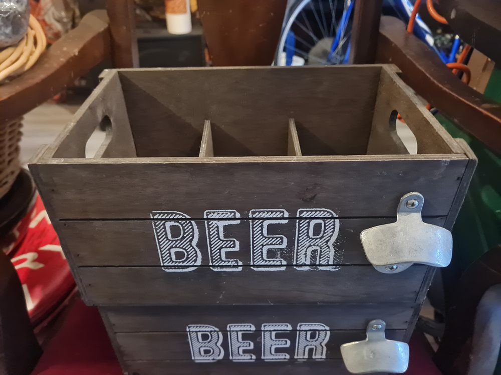 Lot 11o: Beer box woth opener