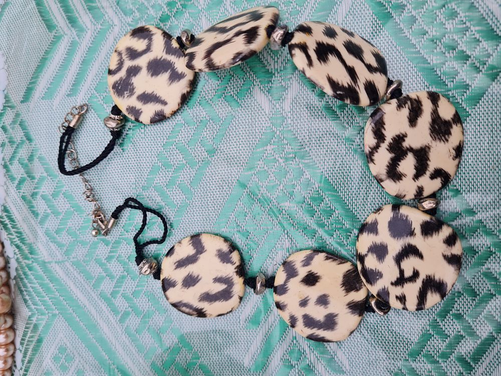 Lot 232: Ladies chain