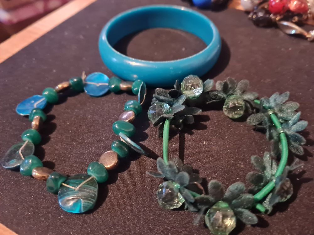 Lot 110: Collection of bangles