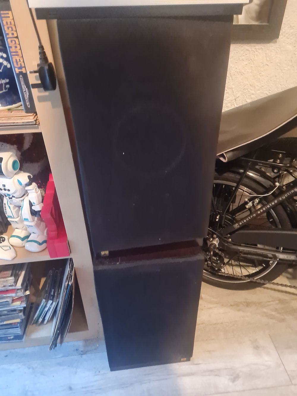 Lot 174: 2 speakers for sharp muisc Centre