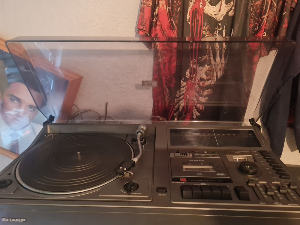 Lot 175: vintage sharp music centre pwo sg320