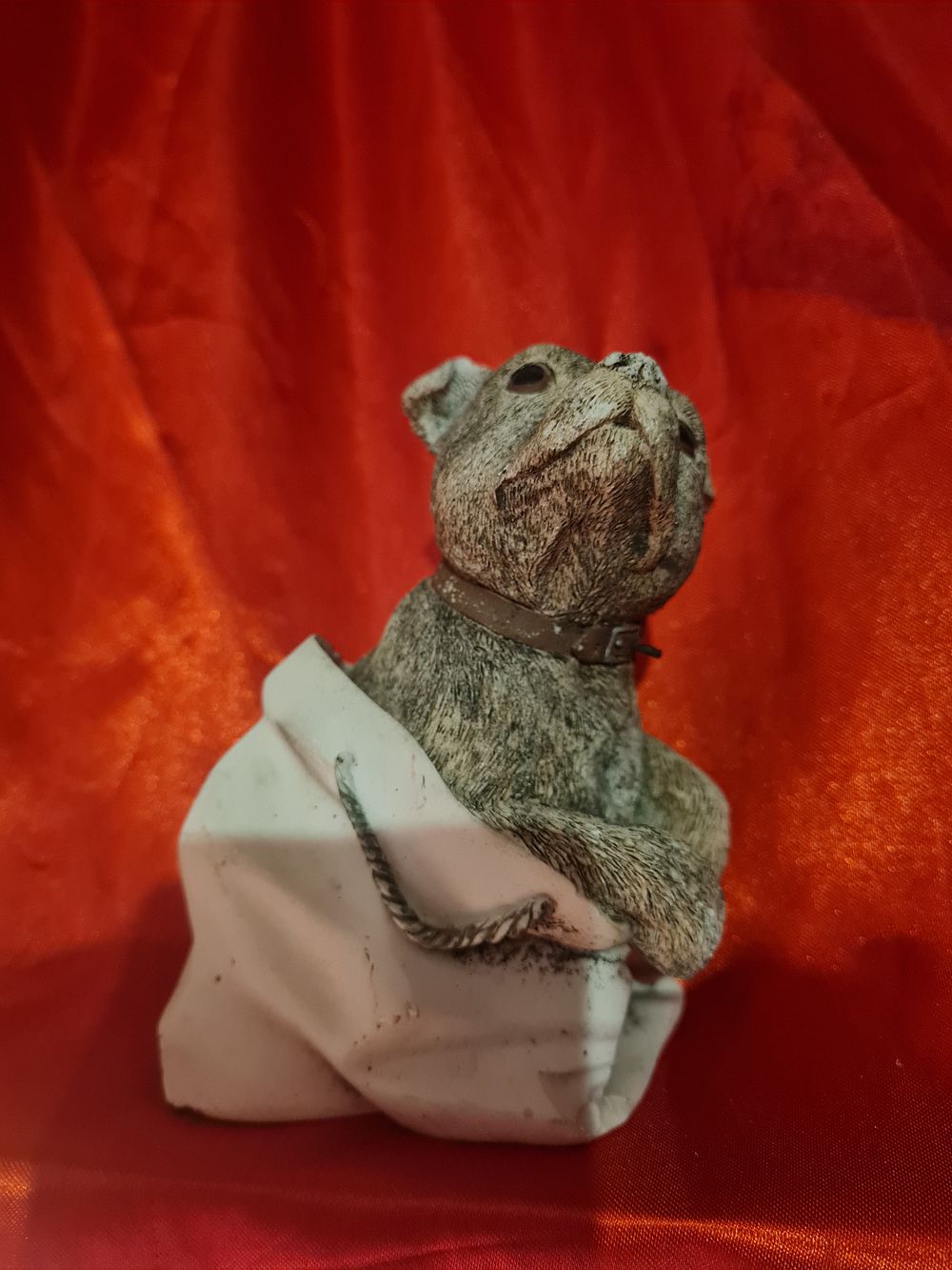 Lot 192: Leonardo dog in bag
