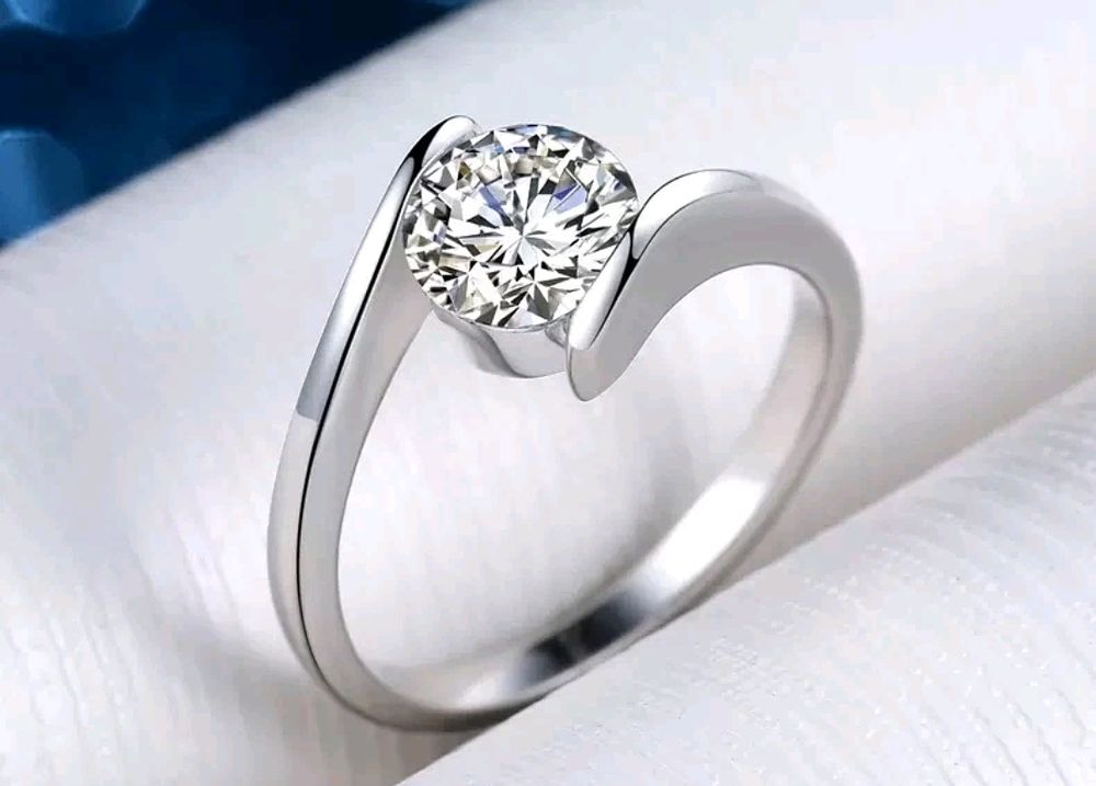 Lot 185: S925 ring