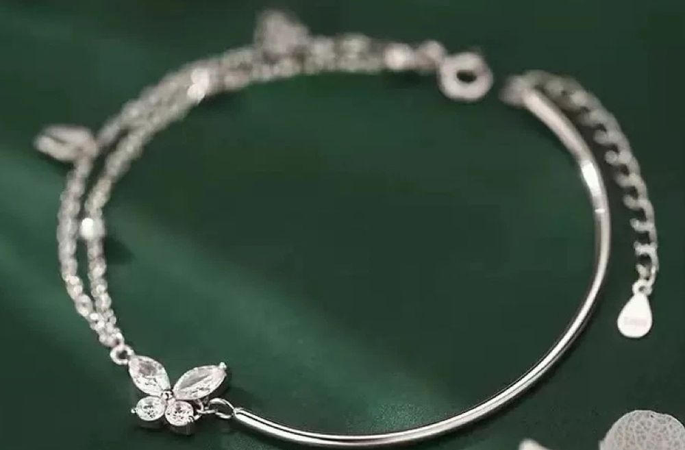 Lot 186: S925 bangle