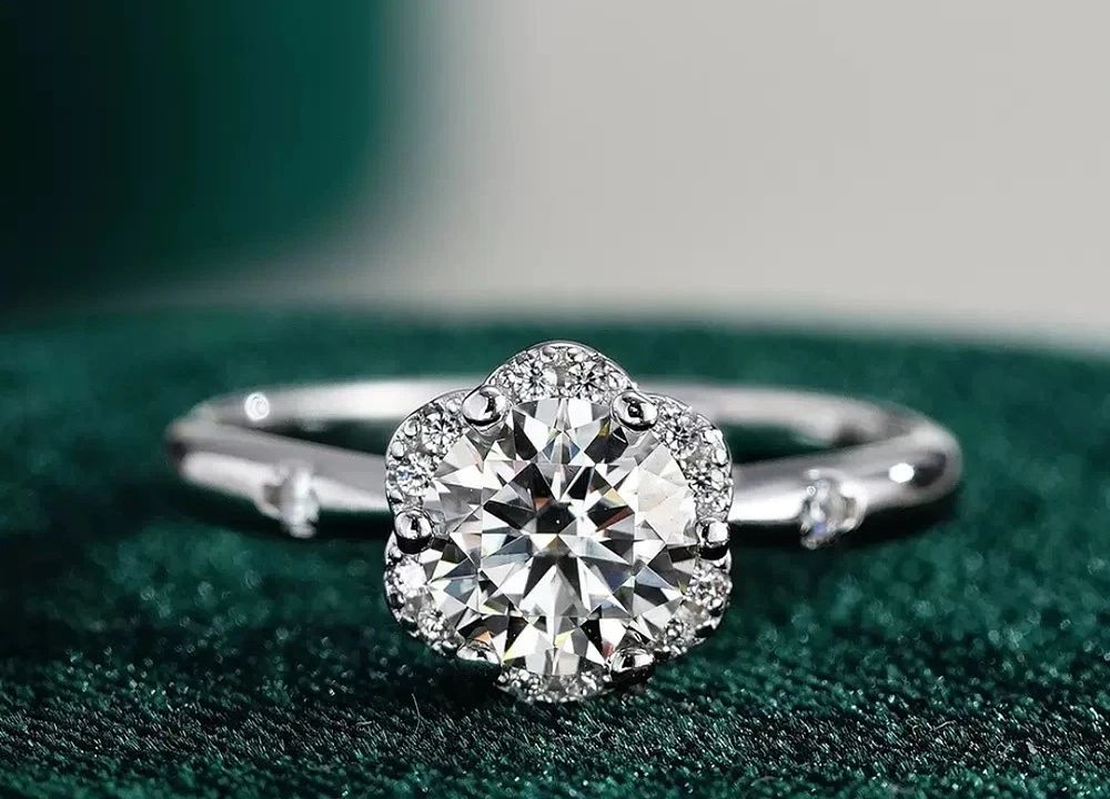 Lot 194: S925 ring