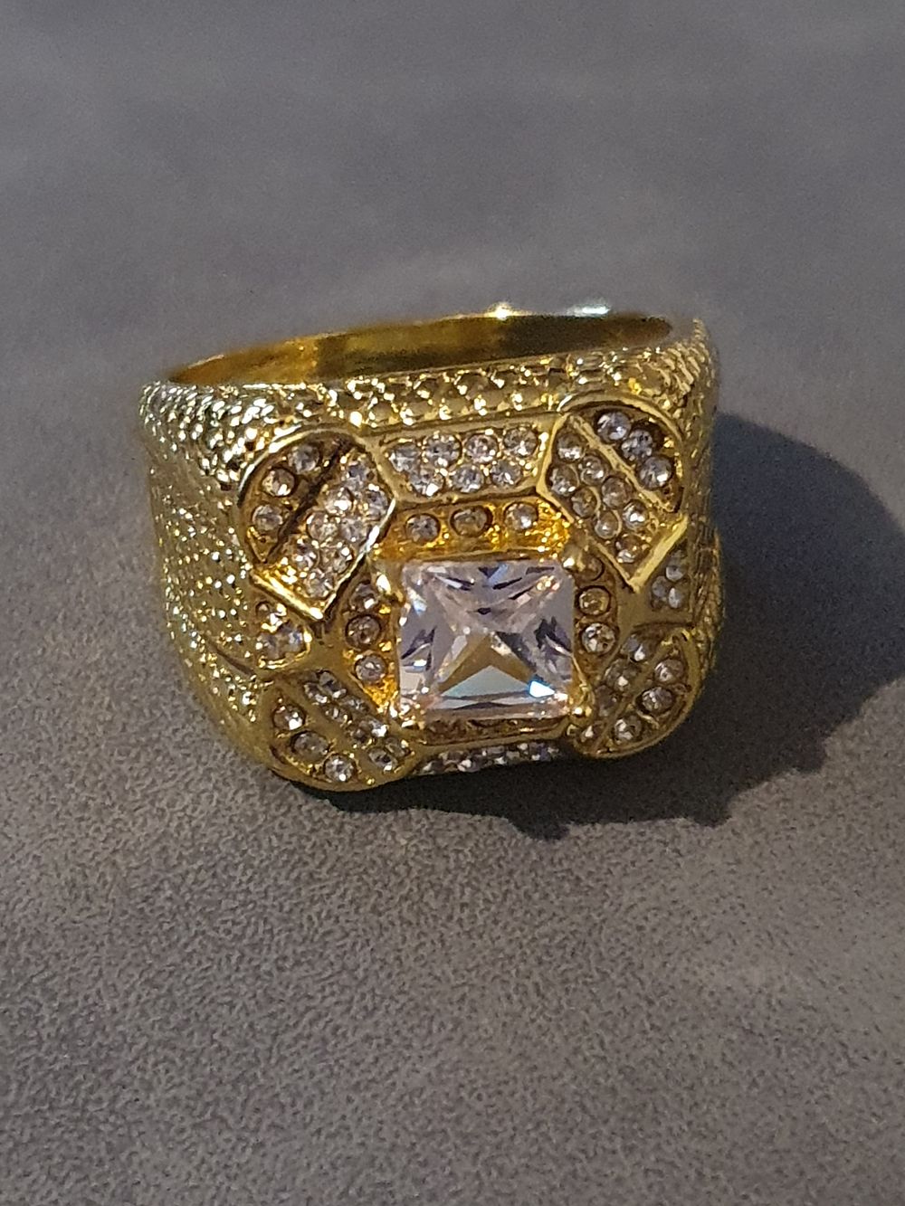 Lot 333: Large gents ring