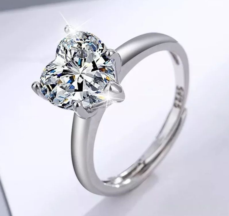 Lot 212: S925 ring