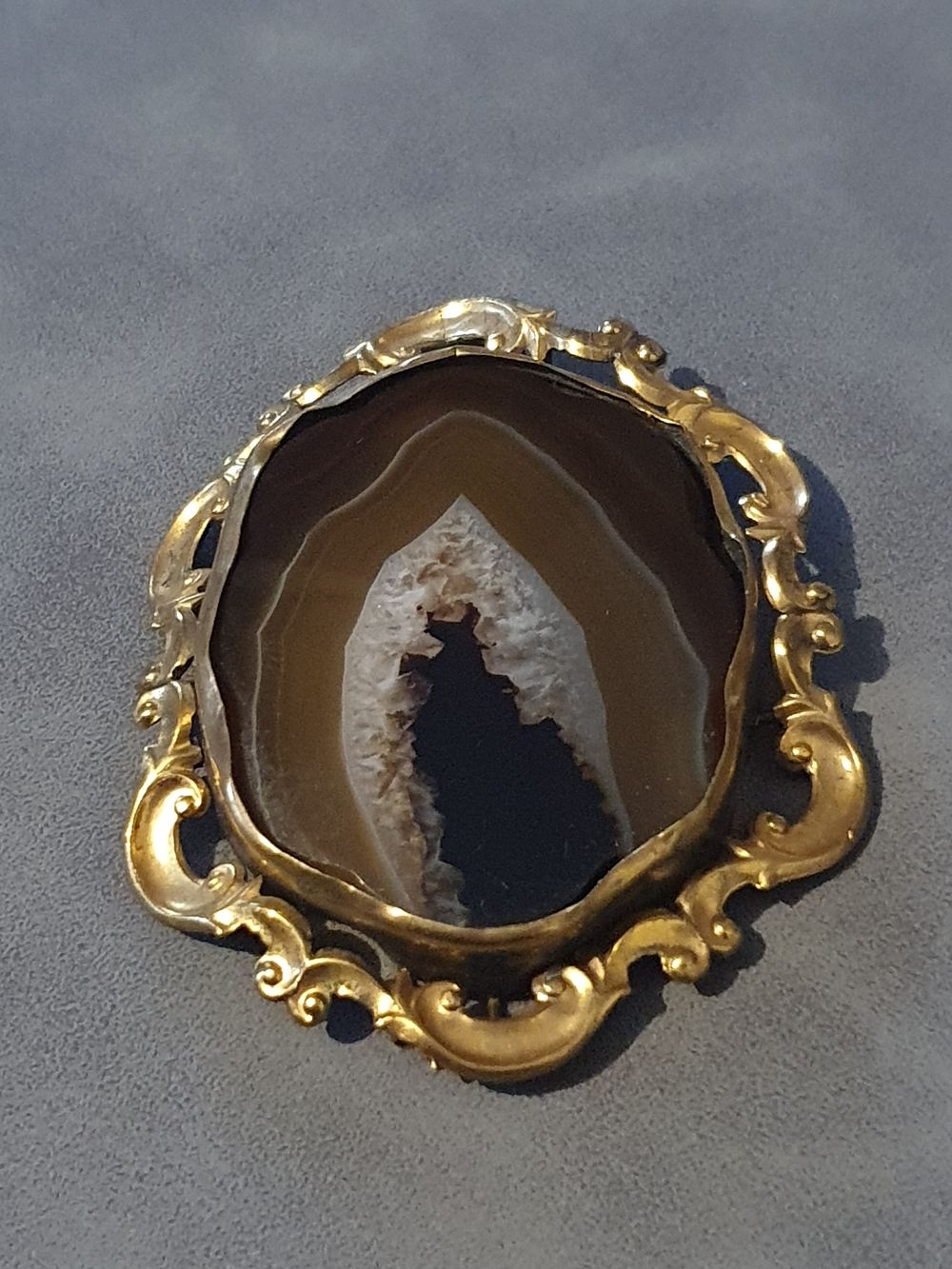 Lot 235: Vintage large broach
