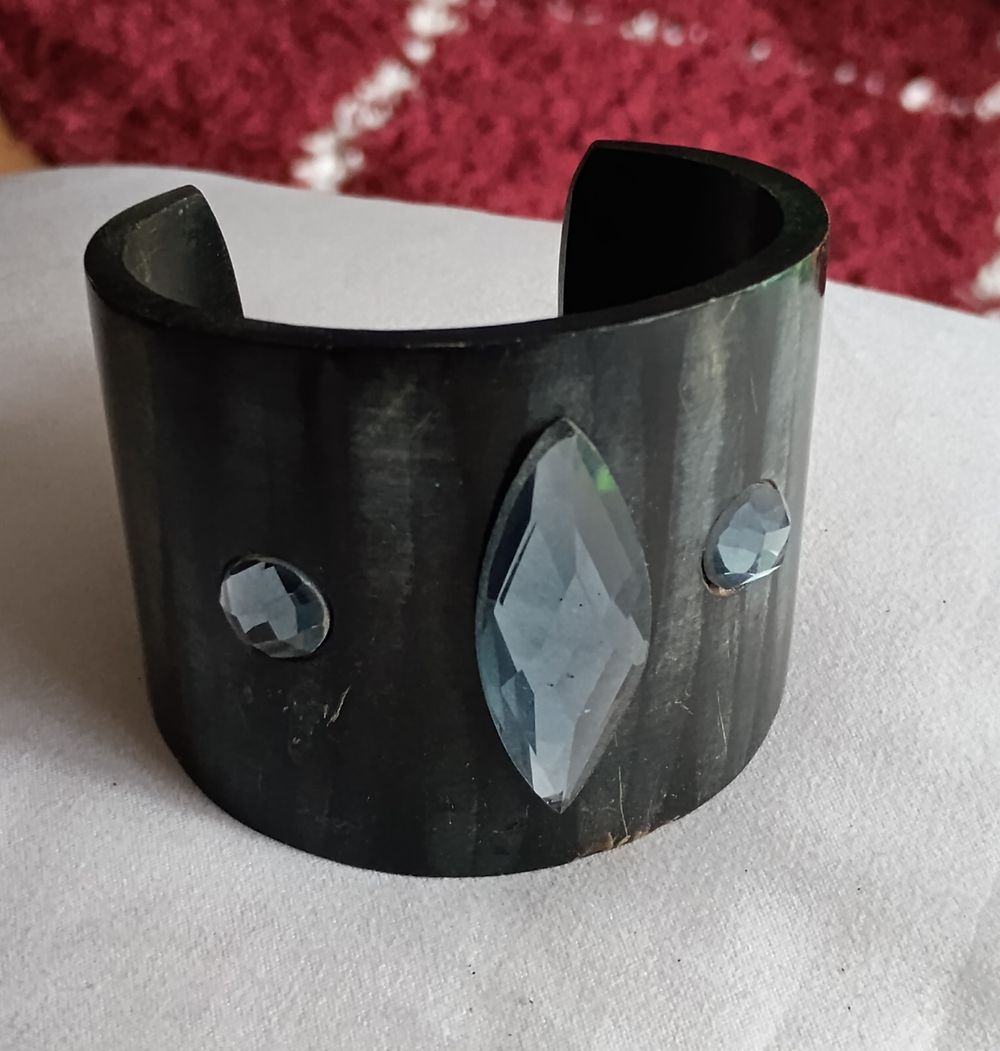 Lot 198: Large solid vintage bracelet