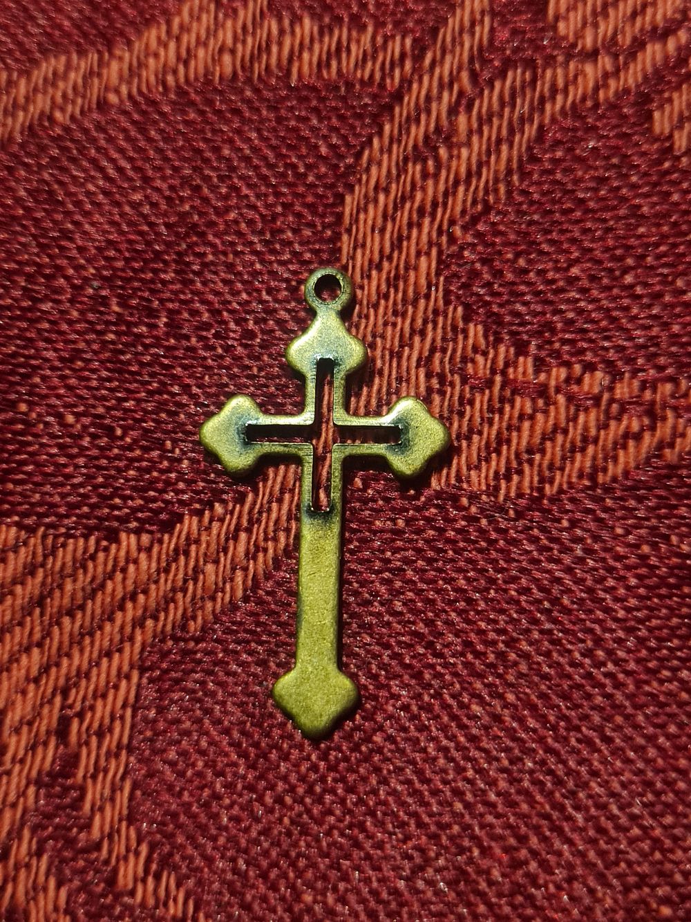 Lot 284: Vintage cross pendant