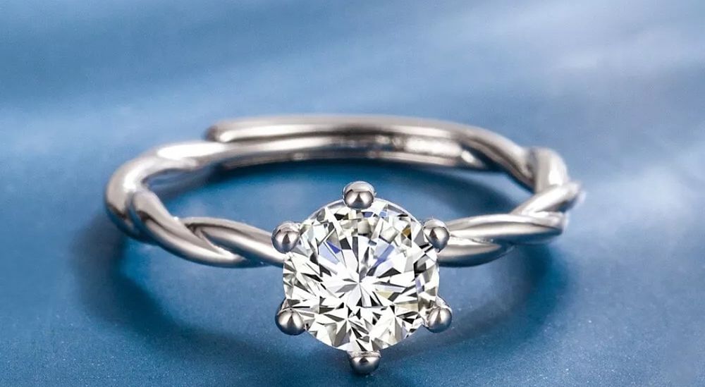 Lot 168: S925 ring
