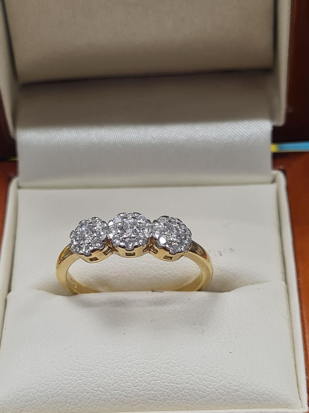 Lot 181: 9ct gold on silver 925 3 stone ring