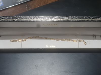 9ct gold bracelet/ bangle boxed