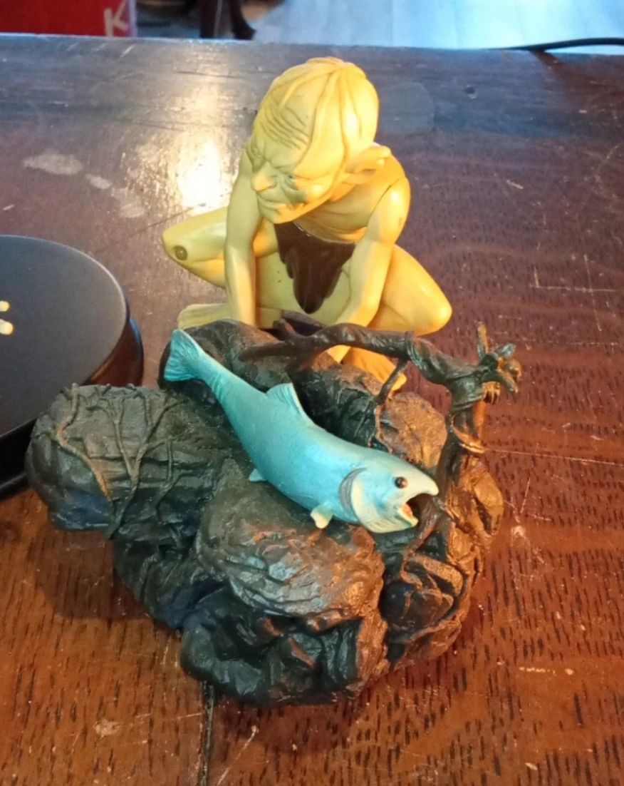 Lot 117: 2 lord of the rings collectables