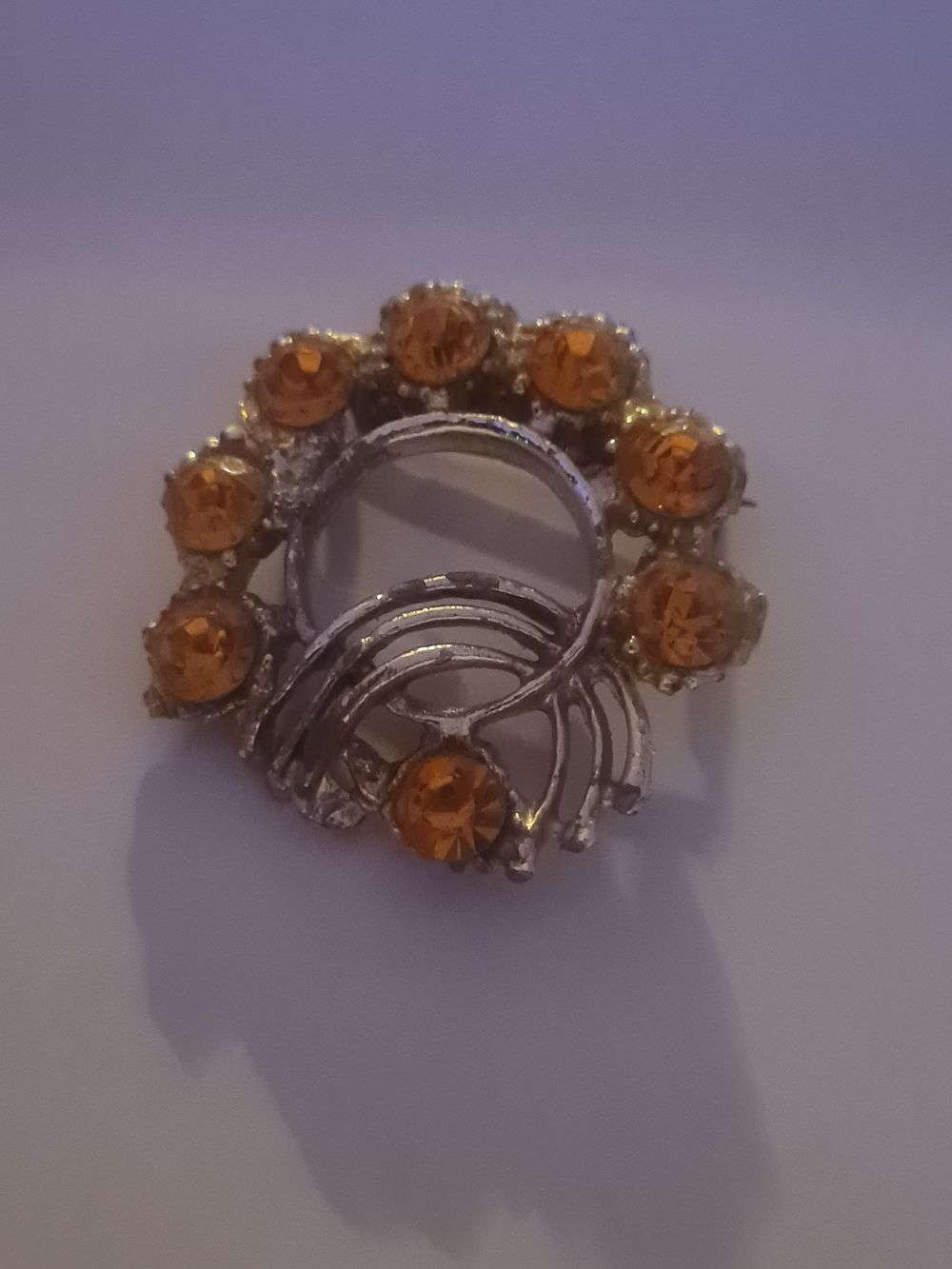 Lot 143: Vintage broach