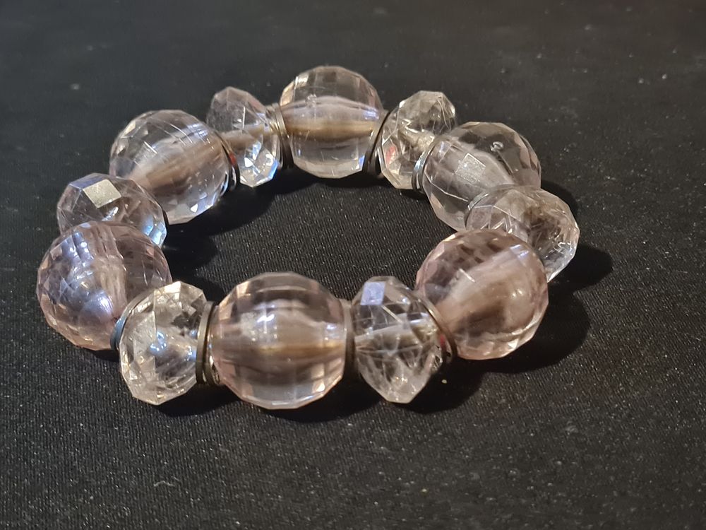 Lot 145: Beautiful bangle