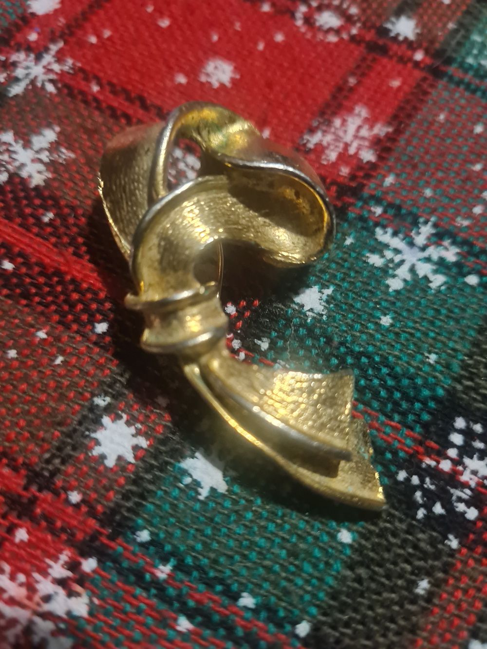 Lot 209: Bow broach