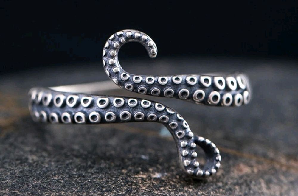 Lot 330: S925 ring