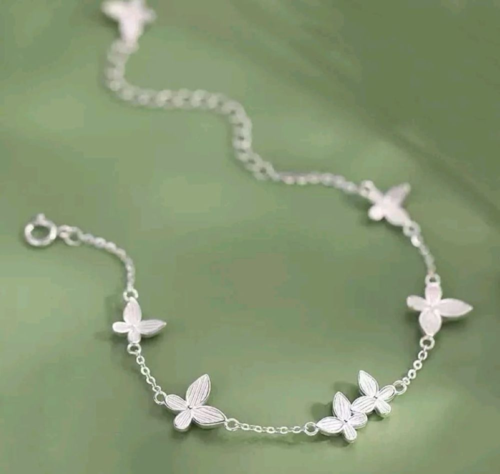Lot 367: S925 bangle
