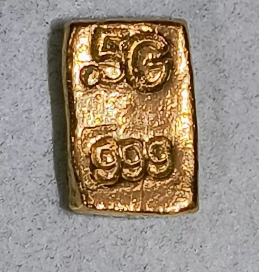 Lot 107: 24ct gold bar .5 as shown