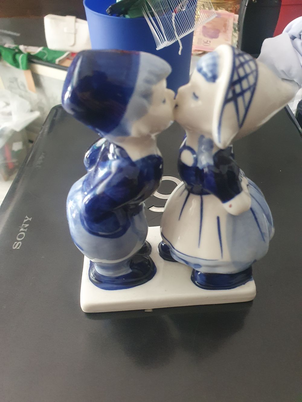 Lot 201: Vintage kissing figure