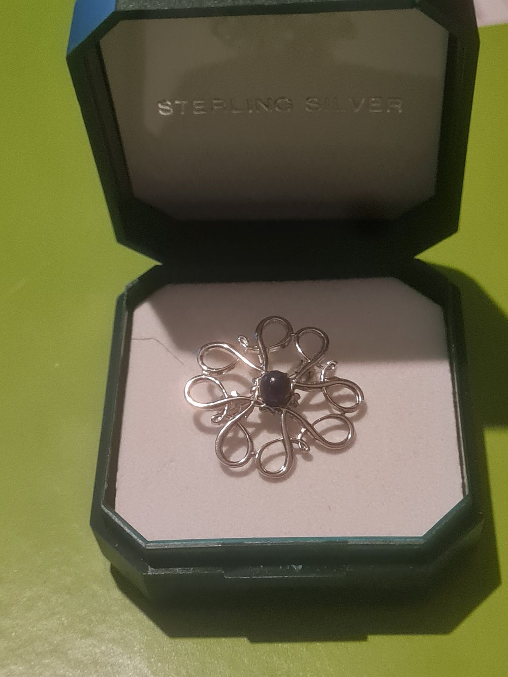 Lot 225: Vintage floral silver stamped broach with 1 jet stone