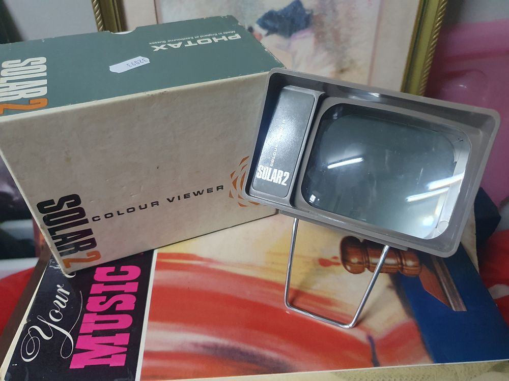 Lot 229: Vintage boxed colour viewer