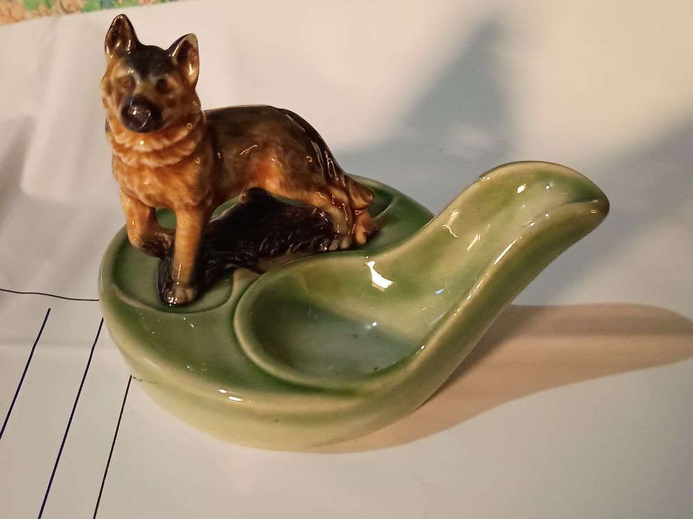 Lot 248: Vintage wade pipe holder
