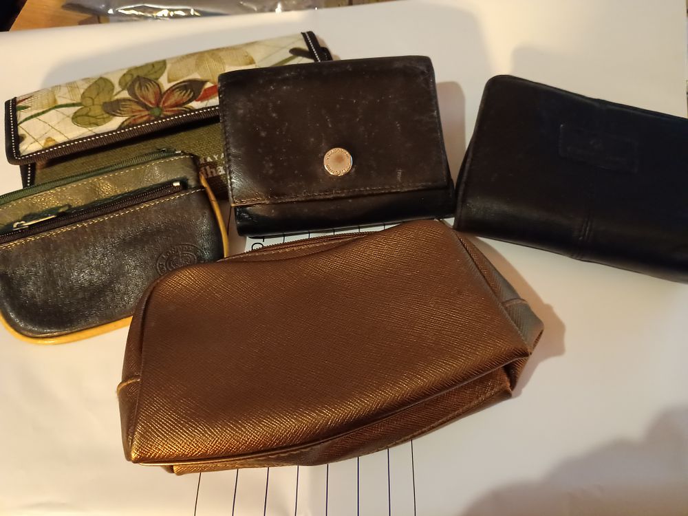 Lot 254: Collection of purses etc