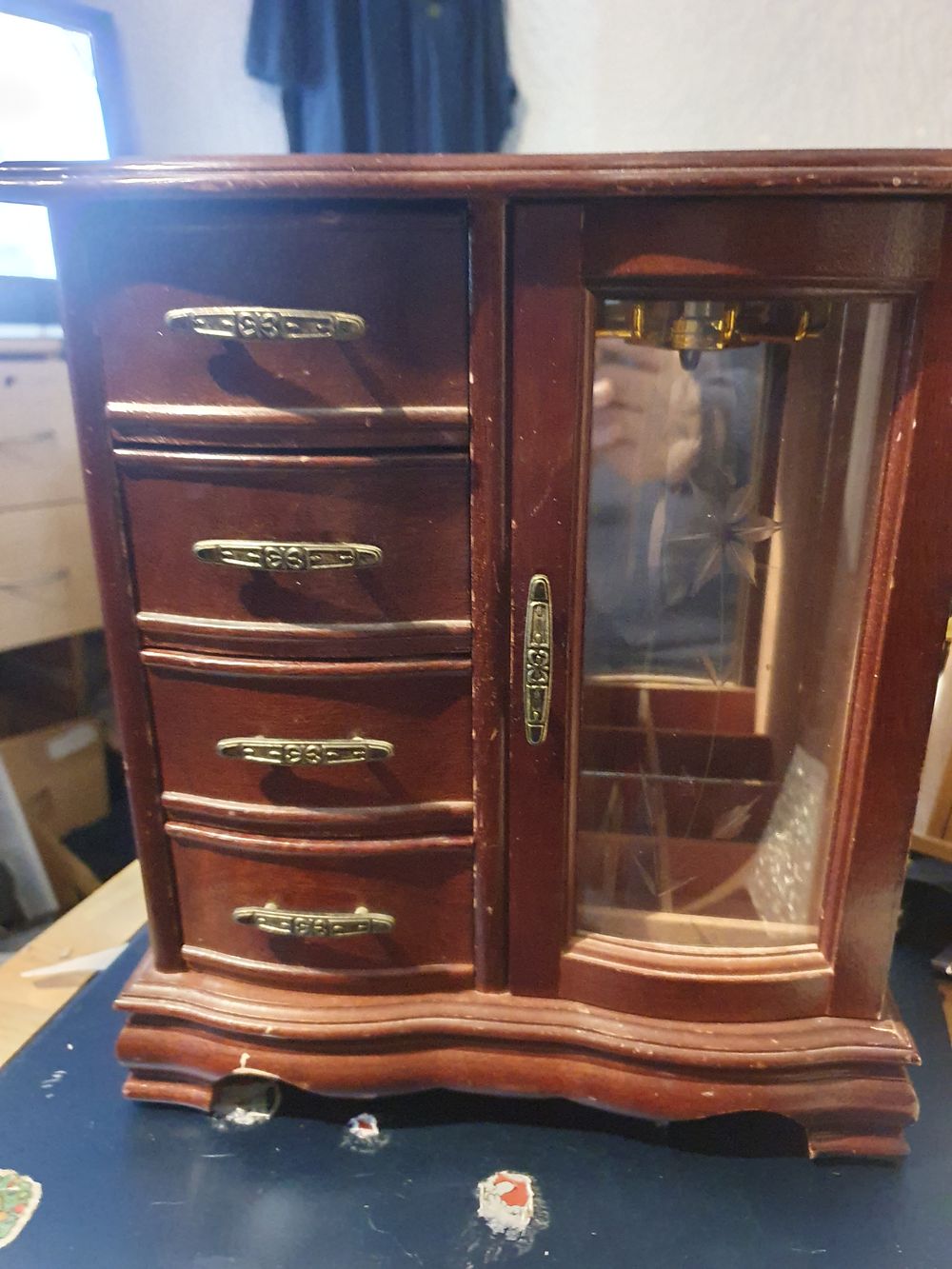 Lot 23r: Vintage jewellery box