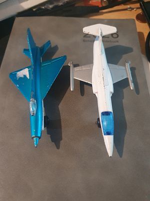 2 model aeroplanes