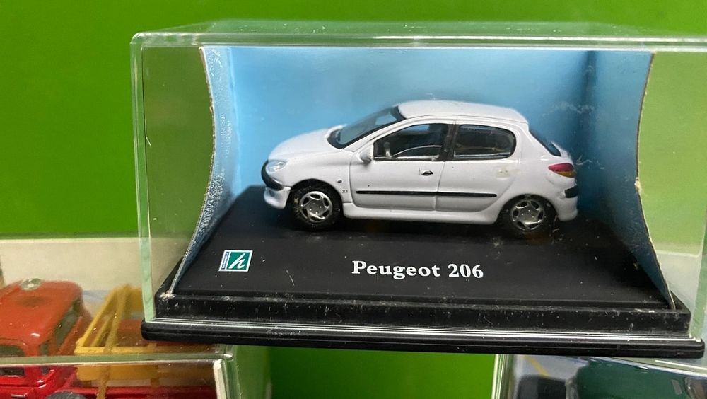 Lot 106: Boxed model
