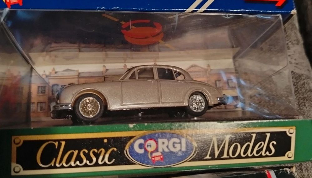 Lot 119: Boxed corgi