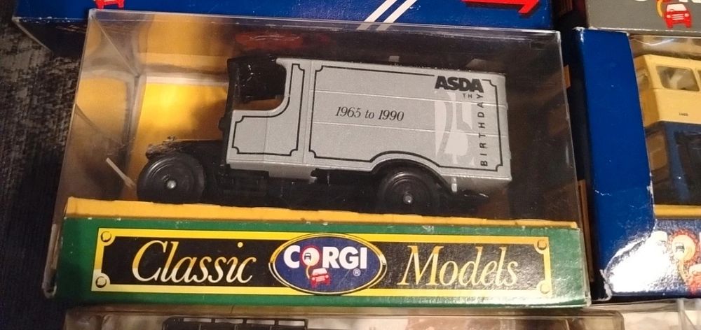 Lot 127: Boxed corgi