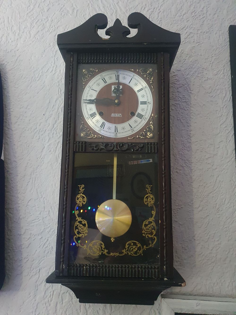 Lot 173: Vintage 31 wooden clock