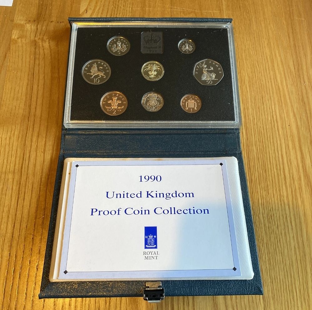 Lot 187: Cased coin set