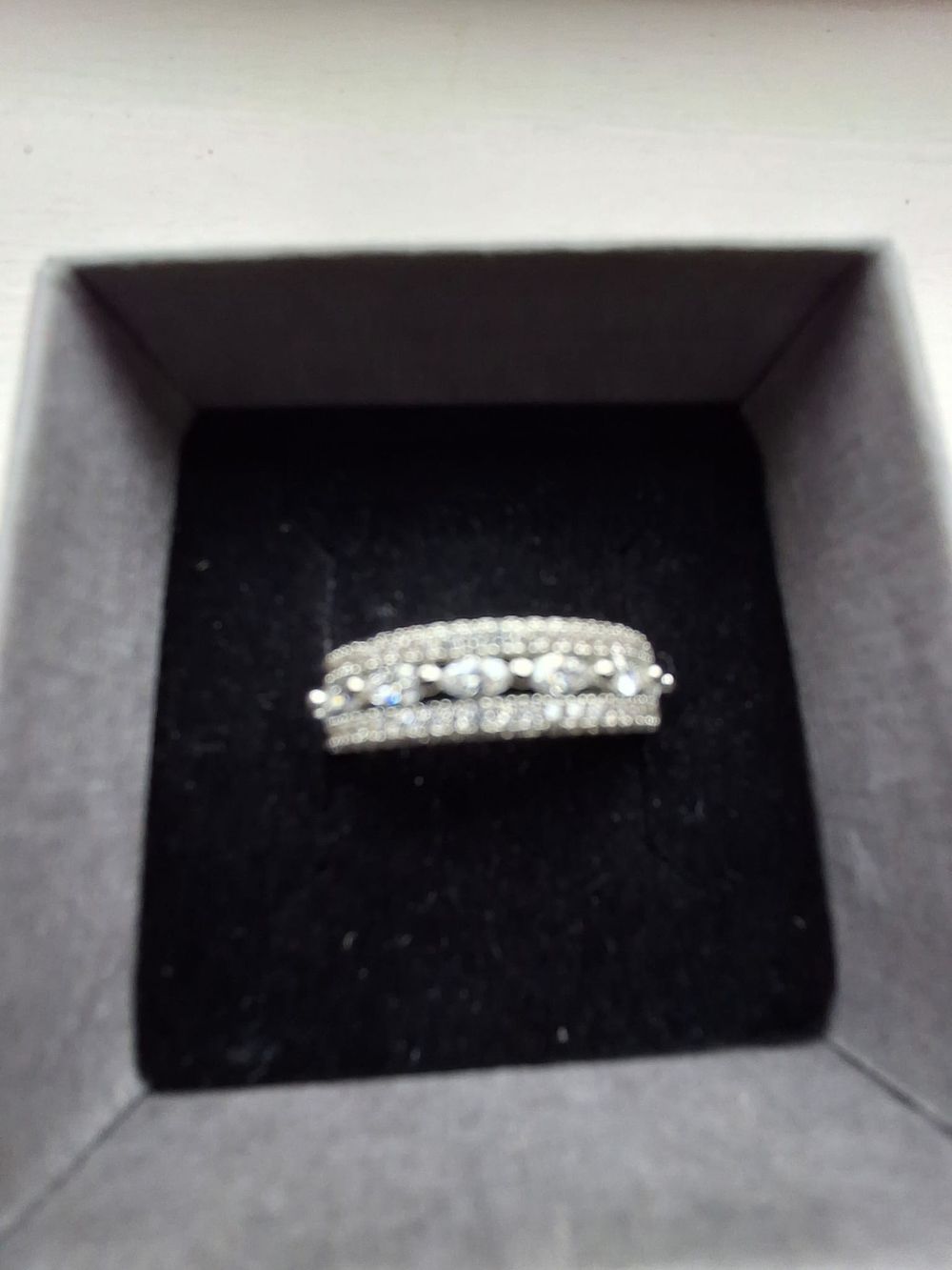 Lot 267: Ladies 925 silver ring cut stones
