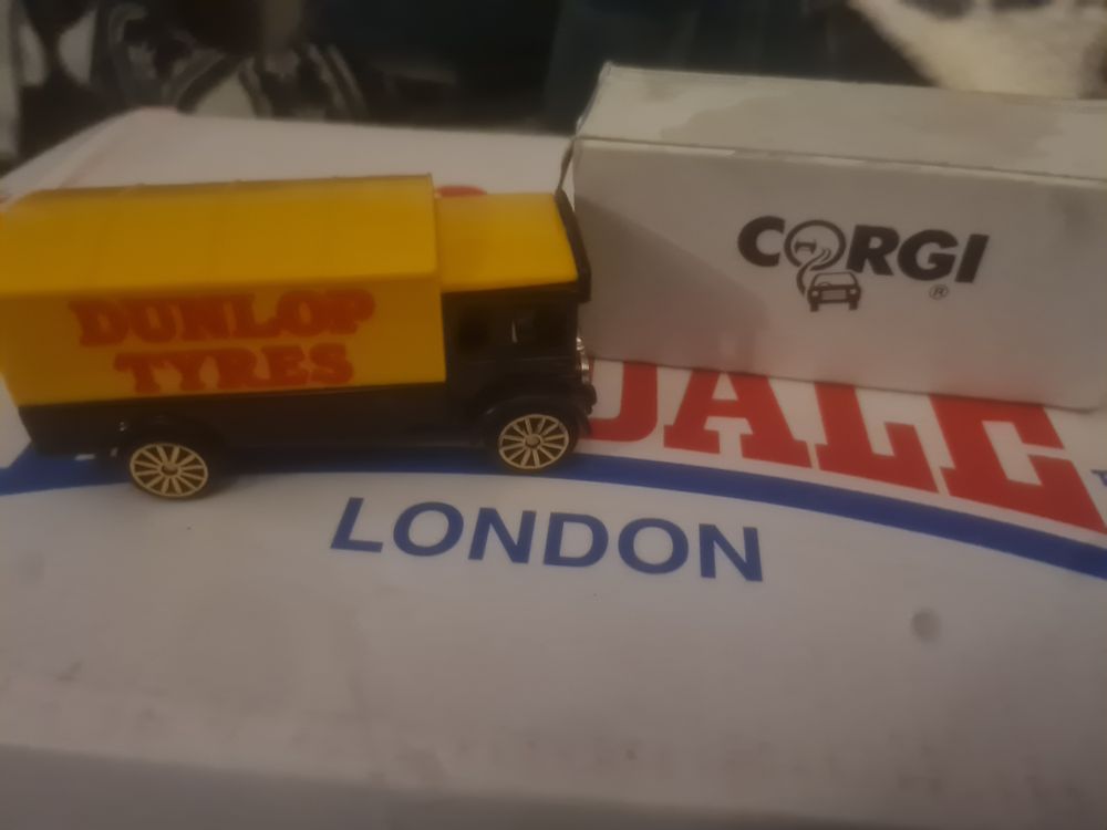 Lot 302: Box corgi