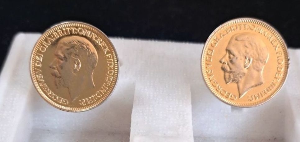 Lot 131: Cufflinks set