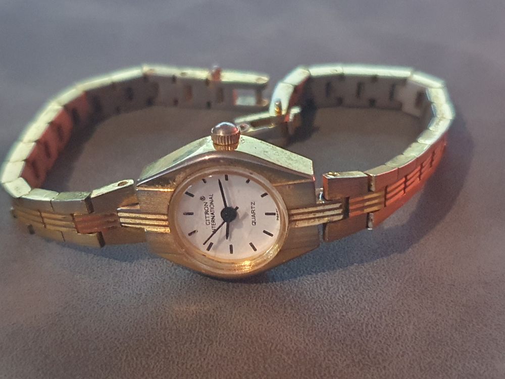 Lot 300: Vintage citron watch