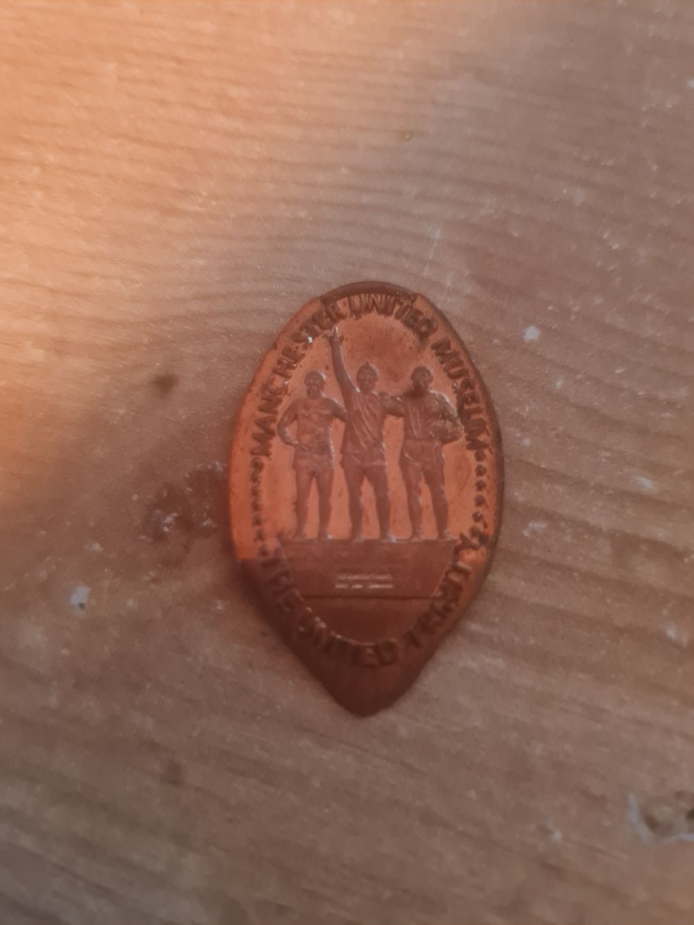 Lot 122: Man utd badge