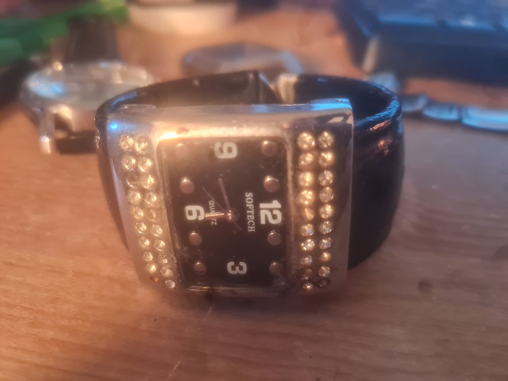 Lot 130: Ladies watch