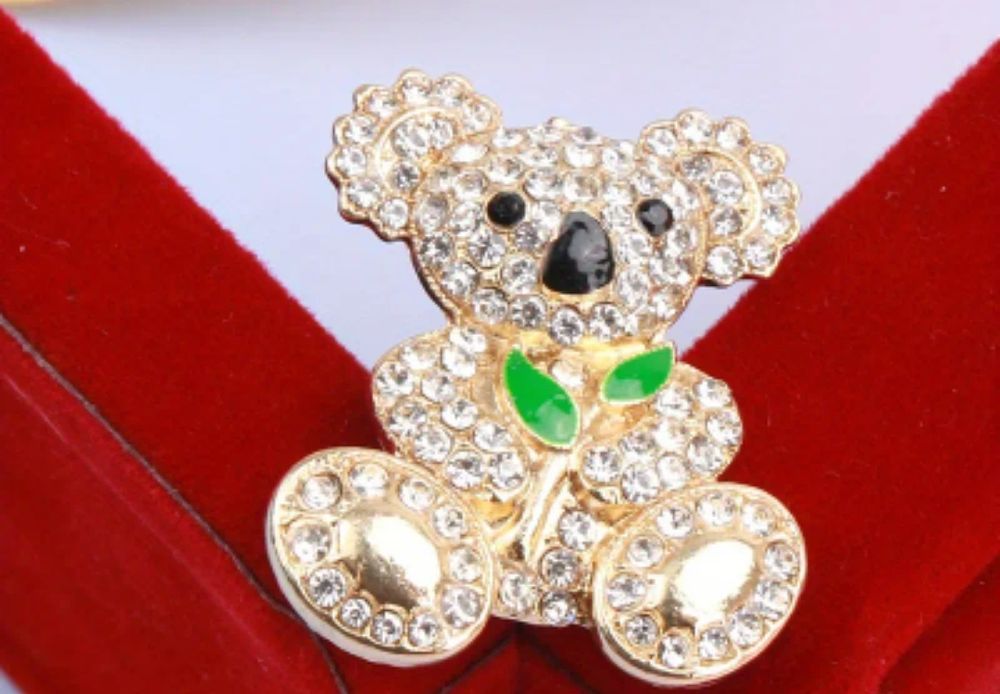 Lot 204: Teddy bear broach