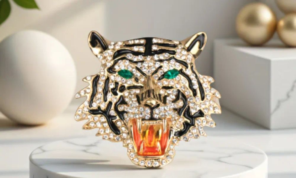 Lot 89y: Lion broach