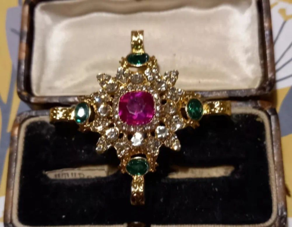 Lot 213: Vintage style broach