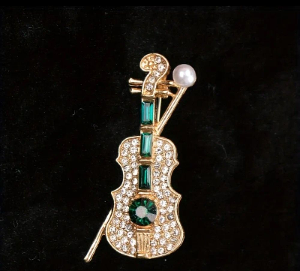 Lot 123a: Violin broach